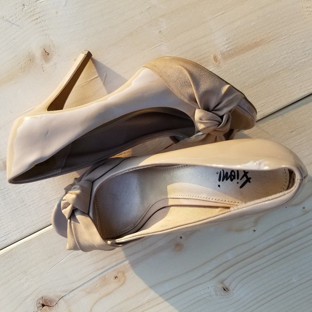 Heel with knot detail